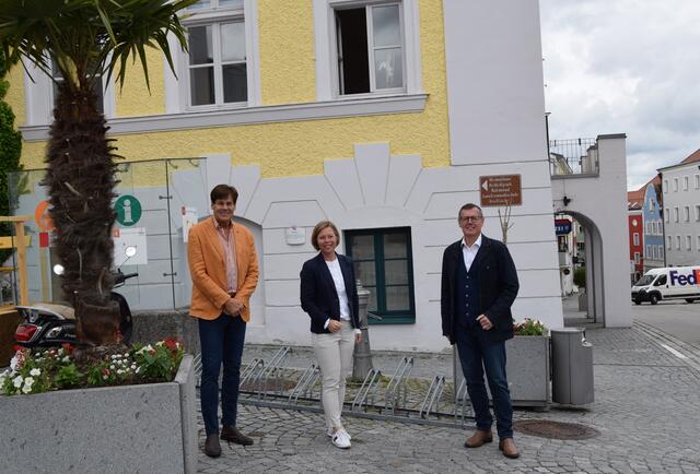 V. l.: Bürgermeister Franz Angerer, Cornelia Lechner und Wolfgang Standhartinger. | Foto: Stadtgemeinde Schärding