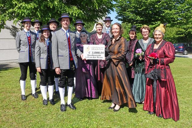 Bei der ersten Ausrückung nach langer Pause übergaben die Goldhauben Zell an der Pram eine Spende von 3.000 Euro an den örtlichen Musikverein.  | Foto: Goldhaubengruppe Zell an der Pram