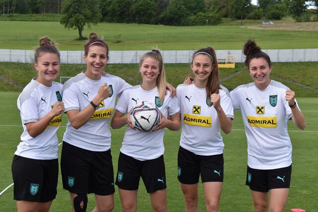 Mit viel Spaß und Herz am Ball: Annabel Schasching, Lisa-Marie Makas, Marie-Therese Höbinger, Katharina Naschenweng und Barbara Dunst