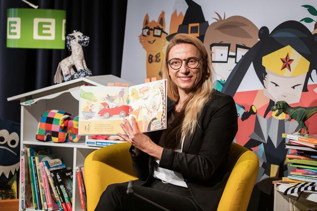 LR Juliane Bogner-Strauß las beim Kick-off für den Vorlesetag aus "Dr. Maus kommt heut ins Haus" (Tyrolia).