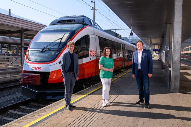 VVT-Geschäftsführer Alexander Jug (li.), LHStvin Ingrid Felipe und ÖBB-Regionalmanager Rene Zumtobel freuen sich über das zusätzliche Bahnangebot. | Foto: VVT