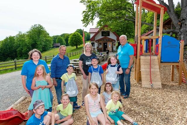 Freude bei den Kindern über den neuen Spielplatz auf der Josef Franz Hütte.