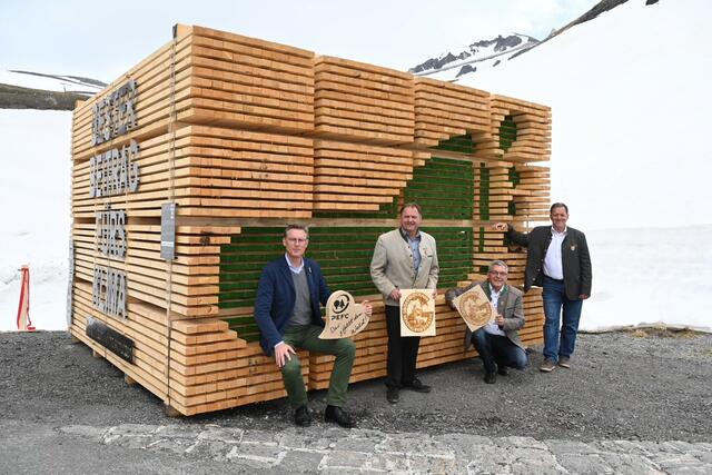 Johannes Hörl (Generaldirektor Großglockner Hochalpenstraßen AG), Ök.Rat Rudolf Rosenstatter (Obmann proHolz Salzburg),
LR Josef Schwaiger (Land Salzburg) und Friedrich Egger (Landesinnungsmeister Holzbau, Zimmerei Egger) bei der Eröffnung.