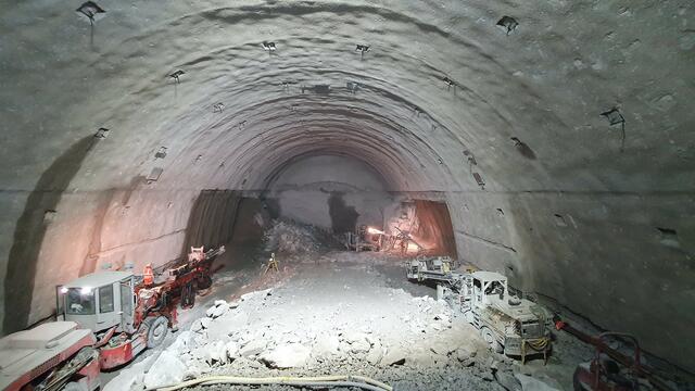 Mit den Tunnelausbruchsarbeiten im Kraftwerk Tauernmoos geht das Bauprojekt am Enzingerboden in die nächste Phase.