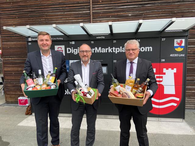 V.l.: Stadtrat Michael Raml, Hannes Pöcklhofer (Projektkoordinator DigitalerMarktplatz GmbH) und Bürgermeister Klaus Luger eröffnen den "Digitalen Marktplatz" in der SolarCity.