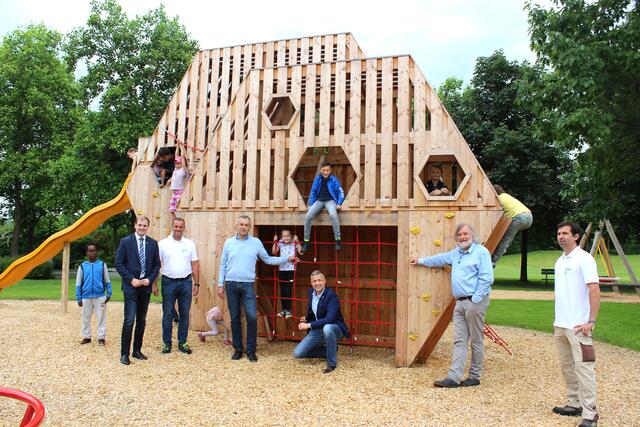 Der neue Spielplatz wurde mit den Kindern der Volksschule Welzenegg eröffnet. | Foto: StadtKommunikation / Julia Glinik