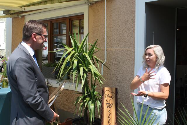 Wirtschafts-Landesrat Markus Achleitner im Gespräch mit Reh-Gal-Chefin Katrin Petrovic.