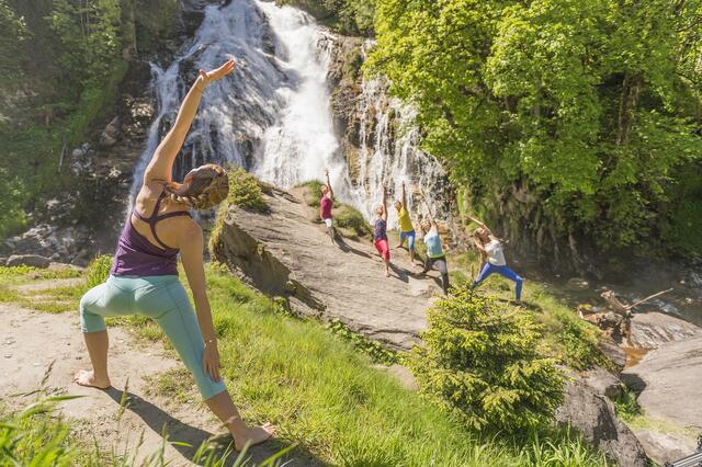 Yoga im Frühling vor den beeindruckenden Kulissen des Gasteinertals.