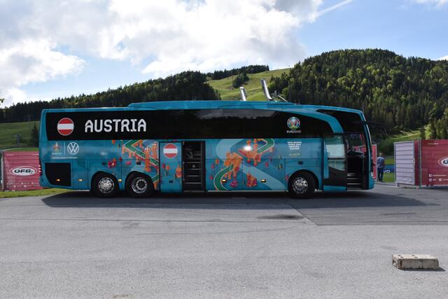 Der Bus der Österreichischen Nationalmannschaft im EM-Style.
