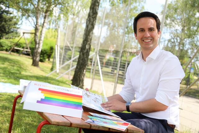 Eine Info-Box zum Thema "Regenbogenfamilie" informiert von Kindesalter an. | Foto: Christian Fürthner