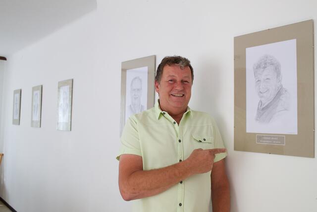 Streif zwischen seinem Vorgänger Irmfried Hanreich (l.) und seinem eigenen Portrait.