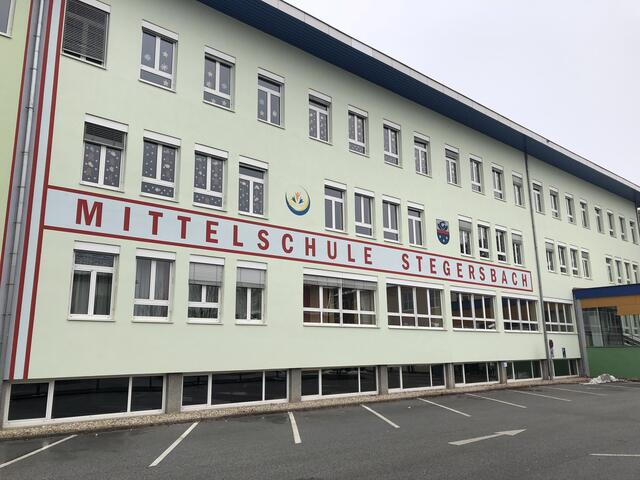 In der Mittelschule Stegersbach soll ein 14-jähriger Schüler einen Klassenkollegen mit einem Messer bedroht haben.