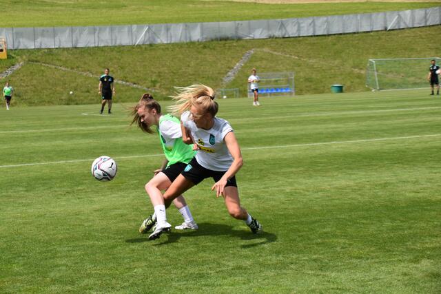 Im Zweikampf: Lisa Kolb und Sarah Puntigam | Foto: Michael Strini