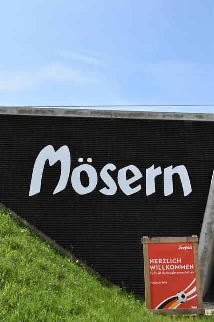 Die Nationalmannschaften wurden in der Olympiaregion mit zahlreichen Schildern und Bannern willkommen geheißen.