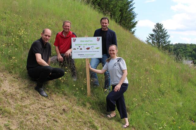 DI Wolfgang Lanner, Bauhofvorarbeiter und GR Gerald Pölzl, Bgm. Franz Silly und GR Katharina Wicher sind sich einig: In St. Martin i.S. darf es blühen und summen. 
  | Foto: Pratter