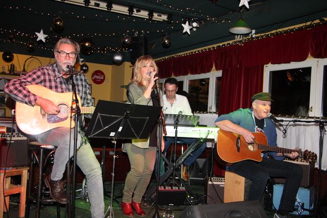 Gegenlicht spielen ein Konzert am 19. Juni vor dem Weberhaus, bei Regen soll das Konzert am 23. Juni stattfinden.