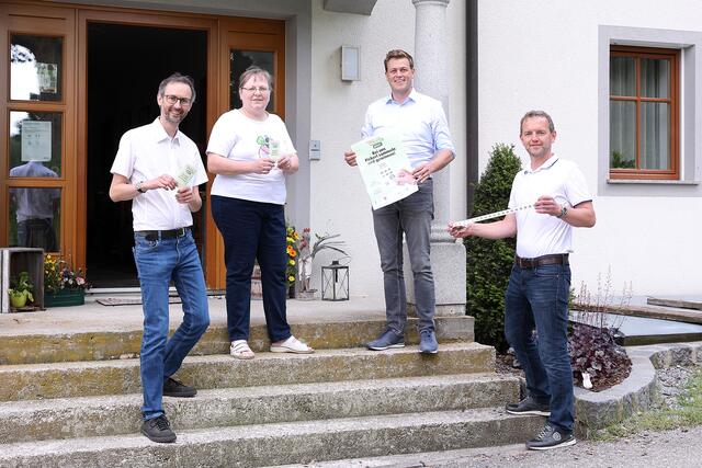 Meggenhofen mit dabei: Norbert Rainer (Klimabündnis OÖ), Erika Harrer, Klima-Landesrat Stefan Kaineder und Bürgermeister Heinz Oberndorfer.