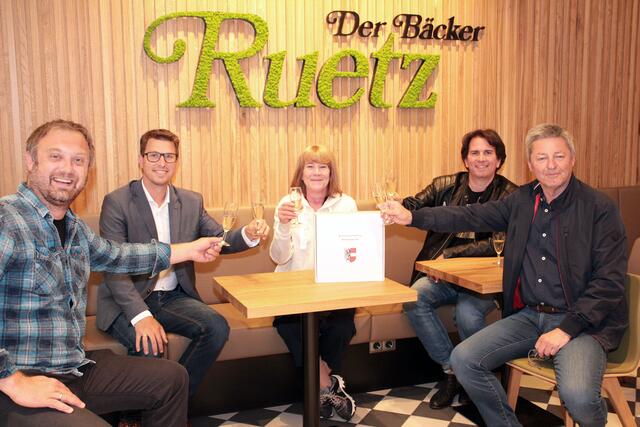 Ein Prosit auf die neuen Verkaufs- und Gastronomieflächen von DER BÄCKER RUETZ mit Gebietsleiterin Monika Jakschitz: (v.l.) IC-Manager Fredi Unterwurzacher, Bgm. Christian Härting, Wirtschaftsausschuss-Obmann GV Alexander Schatz und IC-Geschäftsführer Herbert Föger.