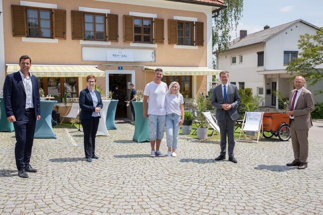 Bürgermeister Stefan Krapf, Gmunden, Bürgermeisterin Elisabeth Kölblinger, Vöcklabruck, Daniel und Katrin Petrovic, Geschäft Reh-Gal, Wirtschafts-Landesrat Markus Achleitner und Bürgermeister Christian Kolarik, Kronstorf.