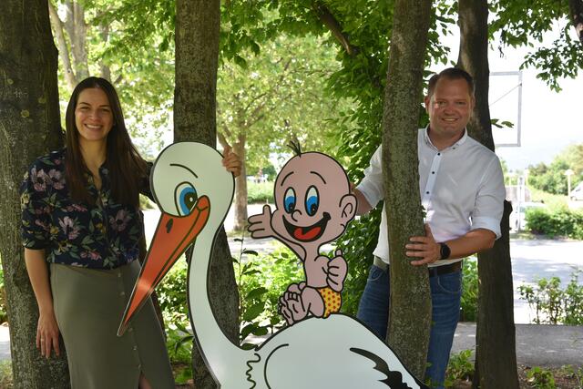  Jeannine Schmid und Christian Samwald beim Storchenwald für das Jahr 2021. | Foto: Stadtgemeinde Ternitz