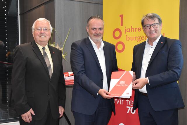 Festschrift zu "70 Jahre OSG": AR-Vorsitzender HR Johann Schmidt, LH Hans Peter Doskozil, OSG-Obm. KommR Alfred Kollar