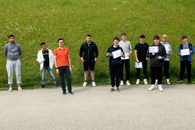 Isa Saidi, Ayham Dyab, Lehrer David Köck, Johannes Gottinger, Cedric Huber, David Kickingereder, Fabian Bindl, Kevin Steidl, Tim Schwarz und Hannes Salzer (v.l.).
