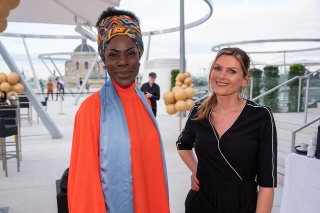 Sängerin Doretta Carter und "Lottofee" Martina Kaiser (r.). | Foto: Markus Spitzauer