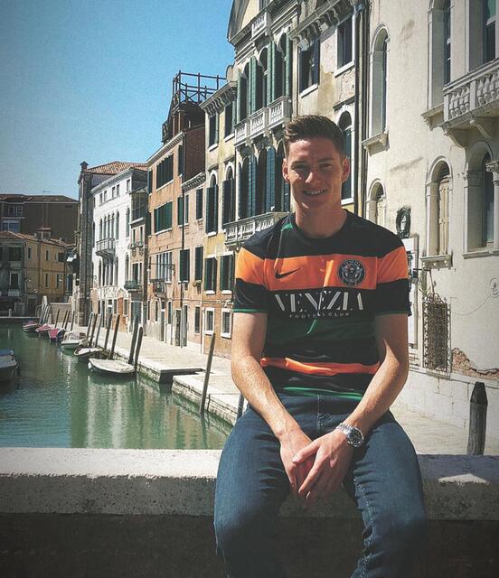 In der Lagunenstadt angekommen! David Schnegg trägt ab sofort den Dress des FC Venedig in der Serie A. | Foto: Schnegg