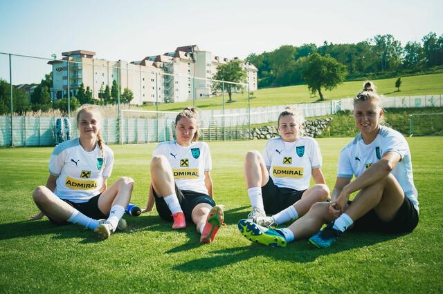 Kurze Pause: Julia Mak, Lara Felix, Annabel Schasching, Annelie Leitner