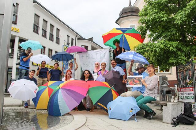 "Schutzschirme" als kleine und vielfältige Flicken im löchrigen Dach internationaler Flüchtlingsverträge: Pfarre, Gemeinde und Vereine informierten und appellierten zum Weltflüchtlingstag an Humanität. | Foto: Eckhart Herbe