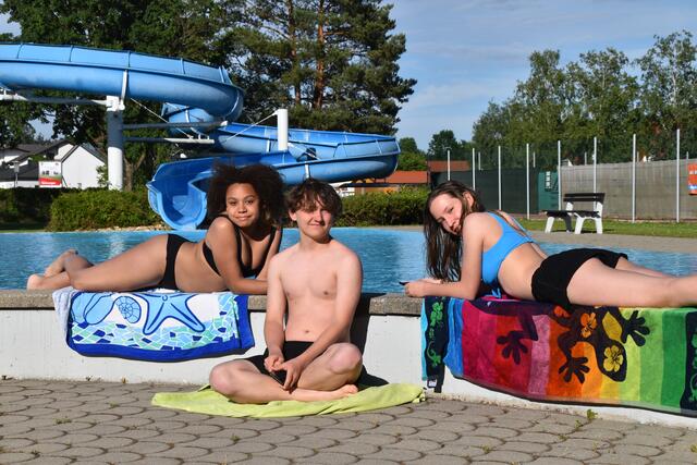 Zoe Vukits, Maximilian Scheider und Lucy Krammer genossen die ersten Sonnentage im Freibad Großpetersdorf.  | Foto: Michael Strini