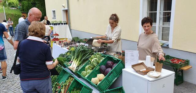 Von Erdbeeren über Gemüse bis zu selbstgemachten Produkten konnte alles gekauft werden. | Foto: Stoiber