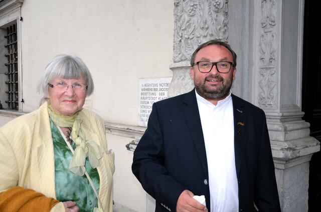 Philosophin und Musikerin Erika Jung-Mittergradnegger und Pfarrer Slawomir Czulak