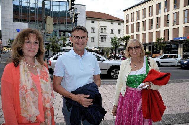 Hans Brunner zwischen Elfriede Unterlercher und Maria Kopenec