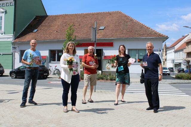 Ruth Görtler, ehrenamtliche Mitarbeiterin im Weltladen, und Patrizia De Lellis-Mejatsch, ÖVP-Stadträtin, bei der Rosen-Verteilaktion.