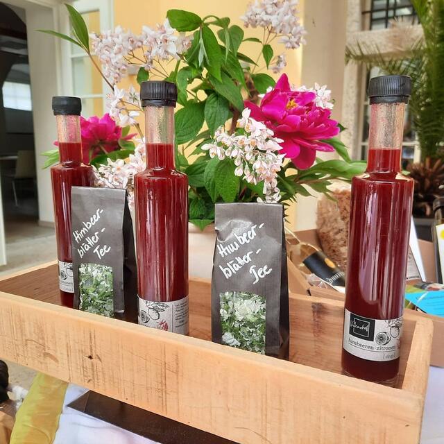 Eigenen Saft und Tee, zum Verkosten und verkaufen wurde vieles angeboten. | Foto: Maurerbaur