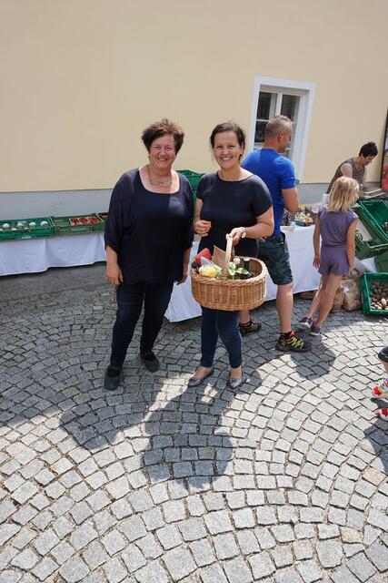 rechts, Ltag. Helena Kirchmayr war auch auf Einkaufstour und ließ sich von Burgi Schiefermair beraten. | Foto: ÖVP Kematen