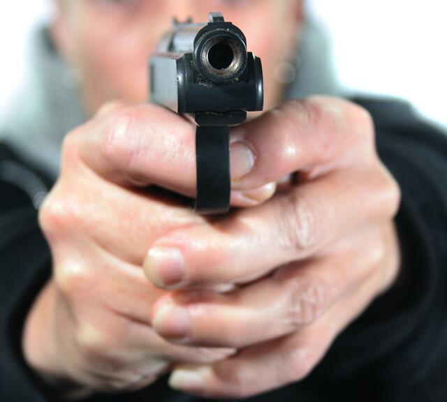 Ein 20-Jähriger aus dem Bezirk Braunau soll eine Waffe gegen einen Taxilenker gerichtet haben.
