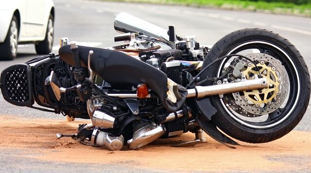Um einen Auffahrunfall zu verhindern, wich der 41-jährige Motorradfahrer nach links aus, kam auf das Bankett und nach etwa 15 Metern zu Sturz.