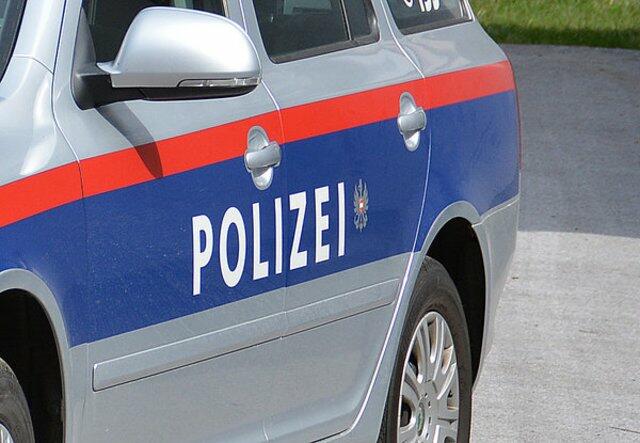 Die Polizei steht, zusammen mit der Spezialeinheit Cobra, im Einsatz. Es wurde in der Gemeinde Kaltenbach ein Raubüberfall begangen.  | Foto: Archiv