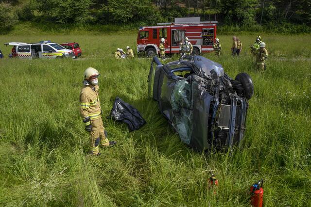 In Mieming hat sich ein PKW bei einem Unfall mit einem LKW überschlagen.