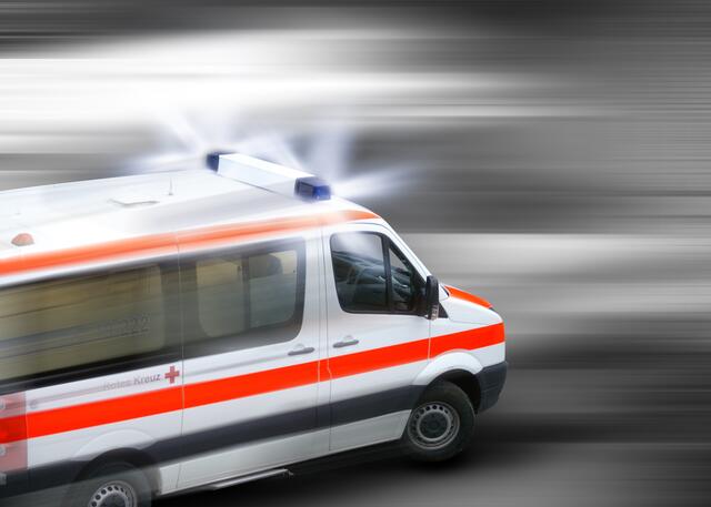  Die Lenkerin wurde von den Einsatzkräften aus dem Fahrzeug befreit und in ein Linzer Krankenhaus gebracht.  | Foto:  Fotolia/Thaut Images 