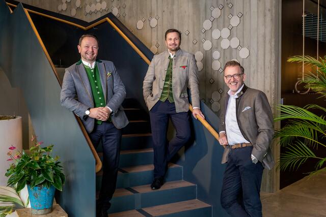 Finanzielle Unterstützung zum 30-jährigen Rainbows-Jubiläum von Vorstandsdirektor Christian Kladiva, Vorstandsvorsitzender Ingo Hofmann, Vorstandsdirektor Helmut Schleich (Merkur Versicherung) | Foto: Onloph