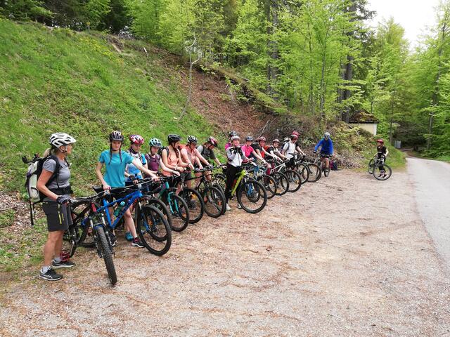 Die Gruppe beim Mountainbiken am Heiligenstein