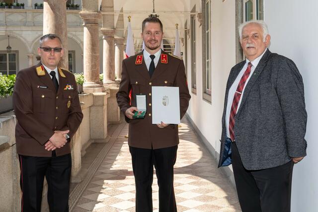 (v.l.n.r.) Bezirks-Feuerwehrkommandant OBR Gerhard Praxmarer, HBI Ing. Stefan Wieser und Feuerwehrreferent und Vizebürgermeister außer Dienst Willi Hauser.