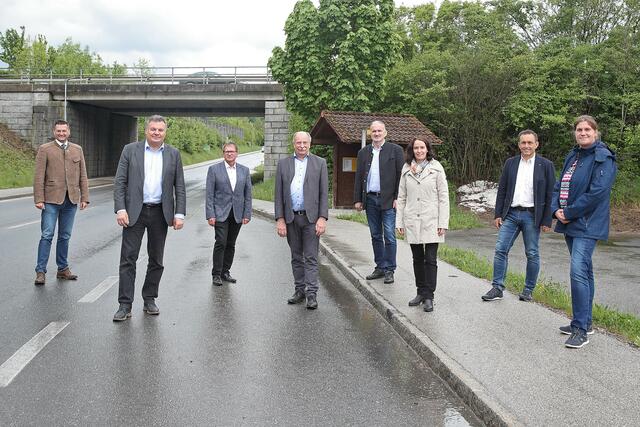 LAbg. Michael Gruber, LR Günther Steinkellner, LAbg. Alois Baldinger, Bgm. Manfred Kalchmair, LAbg. Franz Graf, LAbg. Regina Aspalter, Vizebgm. Richard Kerbl und GR Birgit Perlinger (v. li.).