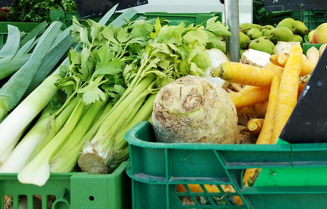 Der beliebte Wochenmarkt bietet Produkte aus eigener Herstellung und viele frische Köstlichkeiten.