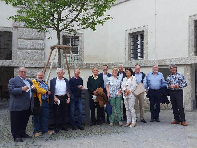 Die Kulturreferenten des Seniorenbundes mit Karl Grufeneder (3. von links) nach der Tour mit Wolfgang Hack (rechts) in der Landesausstellung.