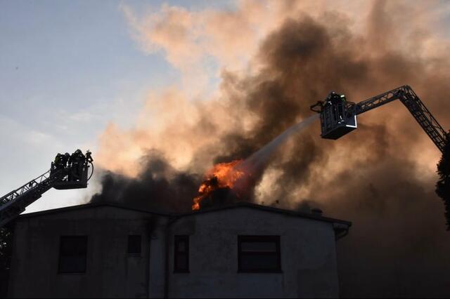 Seit vier Uhr Früh war die Feuerwehr bei einem Großbrand im Wiener Prater. Es wurde eine Person leicht verletzt. | Foto: Stadt Wien Feuerwehr