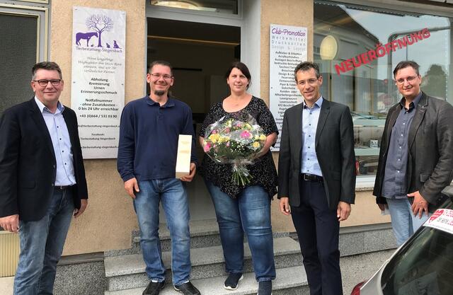 Sandra und Mathias Adelmann (Mitte) mit den Wirtschaftskammer-Gratulanten Roman Eder, Andreas Sagmeister und Thomas Novoszel (von links).